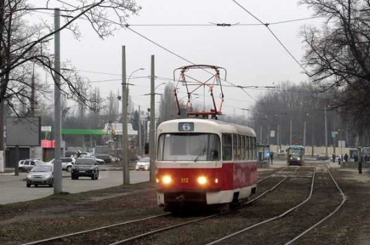 На проспекті Героїв Харкова виконуються аварійні роботи з ремонту трамвайних колій