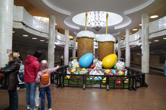 На станції метро «Університет» встановили декорації до Великодня